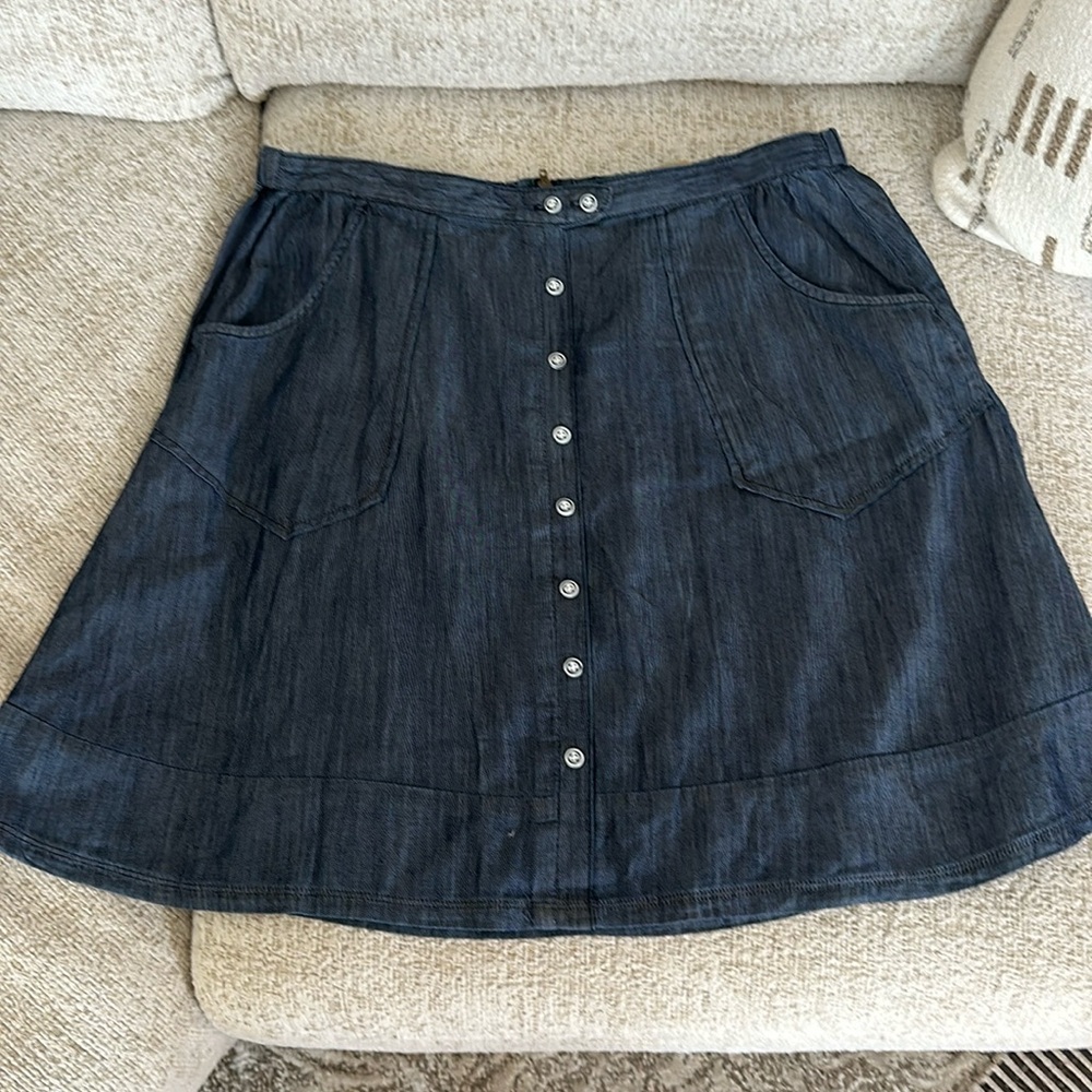 Ladies Democracy Denim Super Soft Flowy Skirt Size 10.